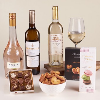 Роскошный трофей: розовое вино и белое вино с ассортиментом пирожных Macarons