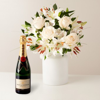 Sparkling Decant: Lilien- und Rosenstrauß mit Champagner