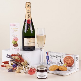 Sweet Provocation: Moët Chandon and Selection of Macarons