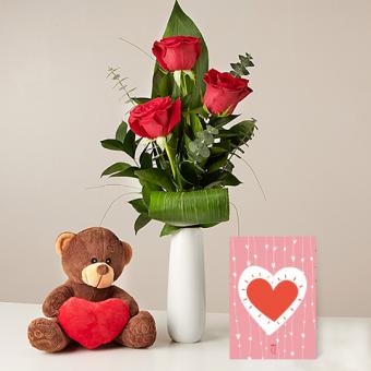 Первая любовь: плюшевый мишка и 3 красные розы