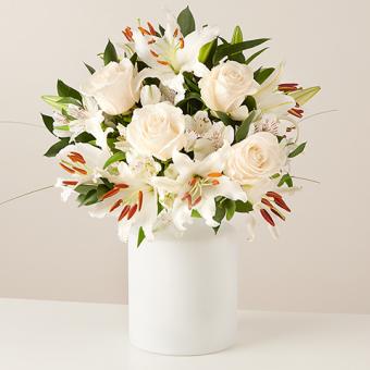 Pure White: Lilien und Rosen