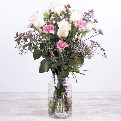 Dulce caricia: Rosas y Claveles