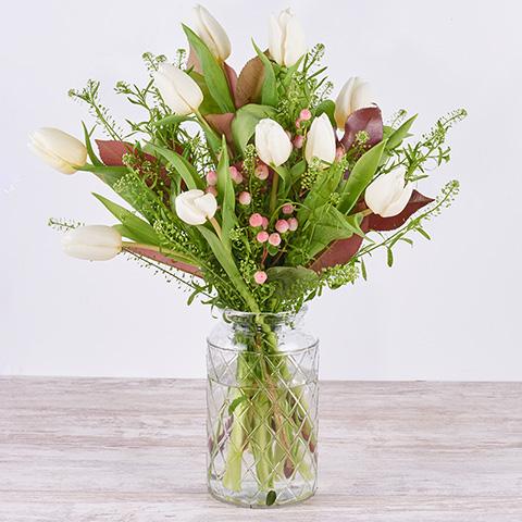 Frescura Radiante: Tulipanes Blancos