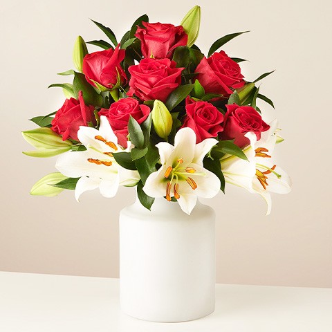 Product photo for Afrodite: Röda rosor och vita liljor