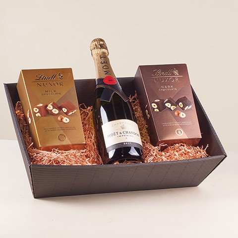 Product photo for Heavenly Duo: Moet Champagner und Pralinen