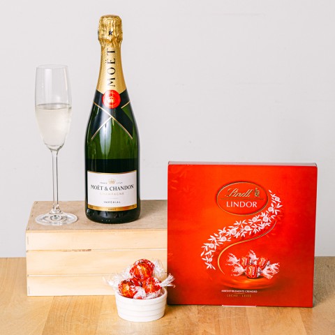 Image of Cesto regalo con Moët &amp; Chandon e cioccolatini Lindt055